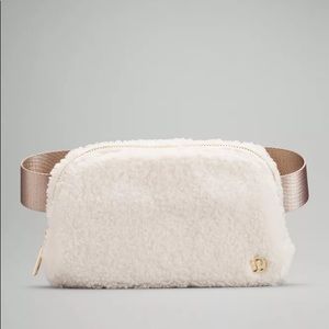 Lululemon Everywhere belt bag FLEECE in Ivory